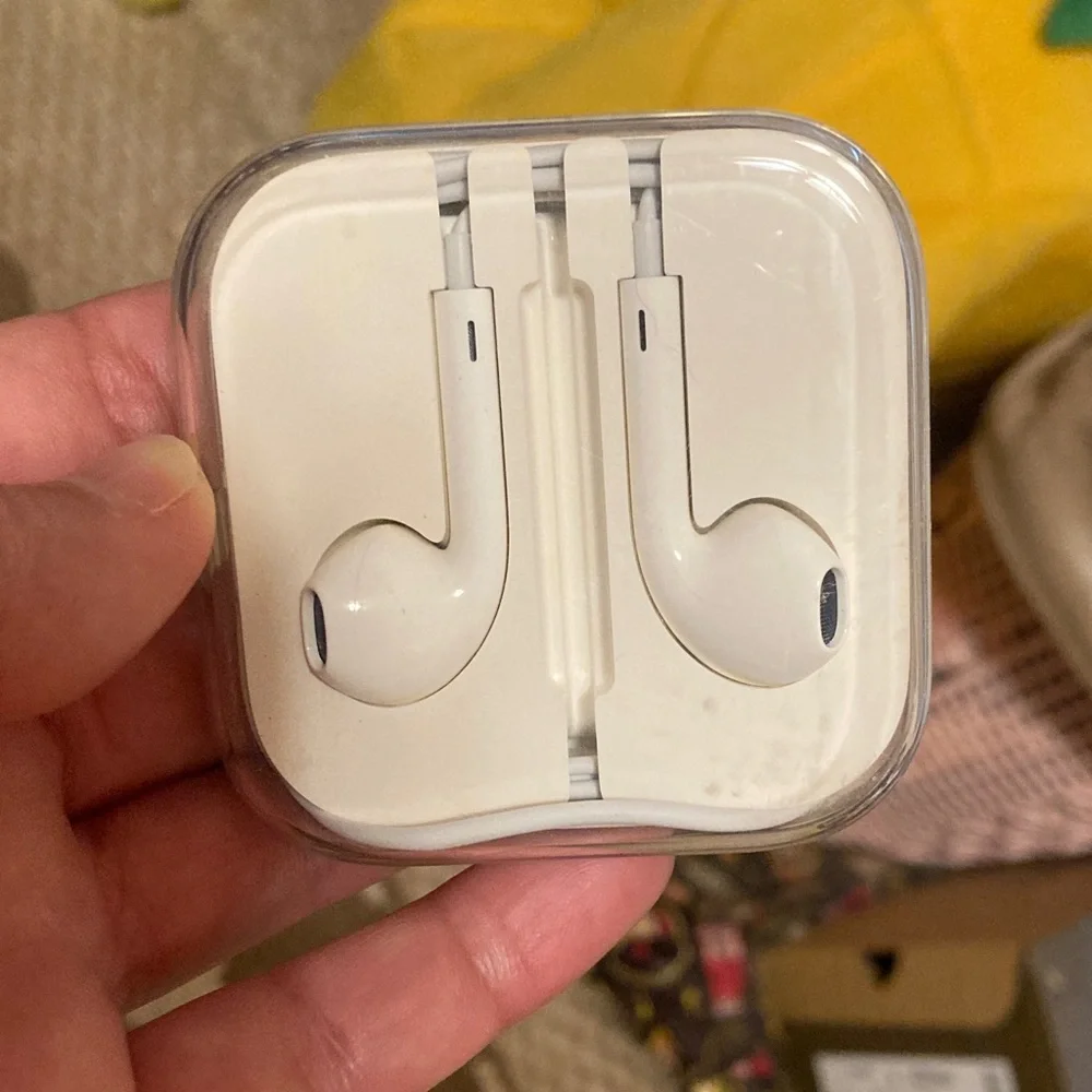 New Apple Wired Earbuds in Clear Case